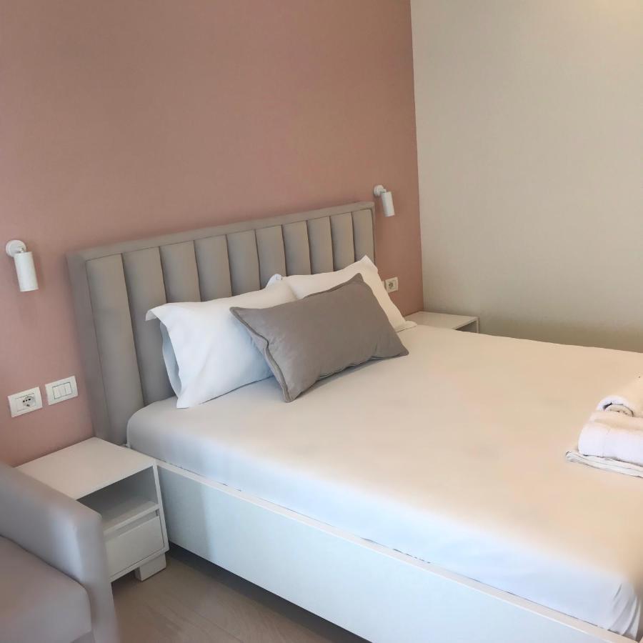 Emily'S Hotel Himare Bagian luar foto