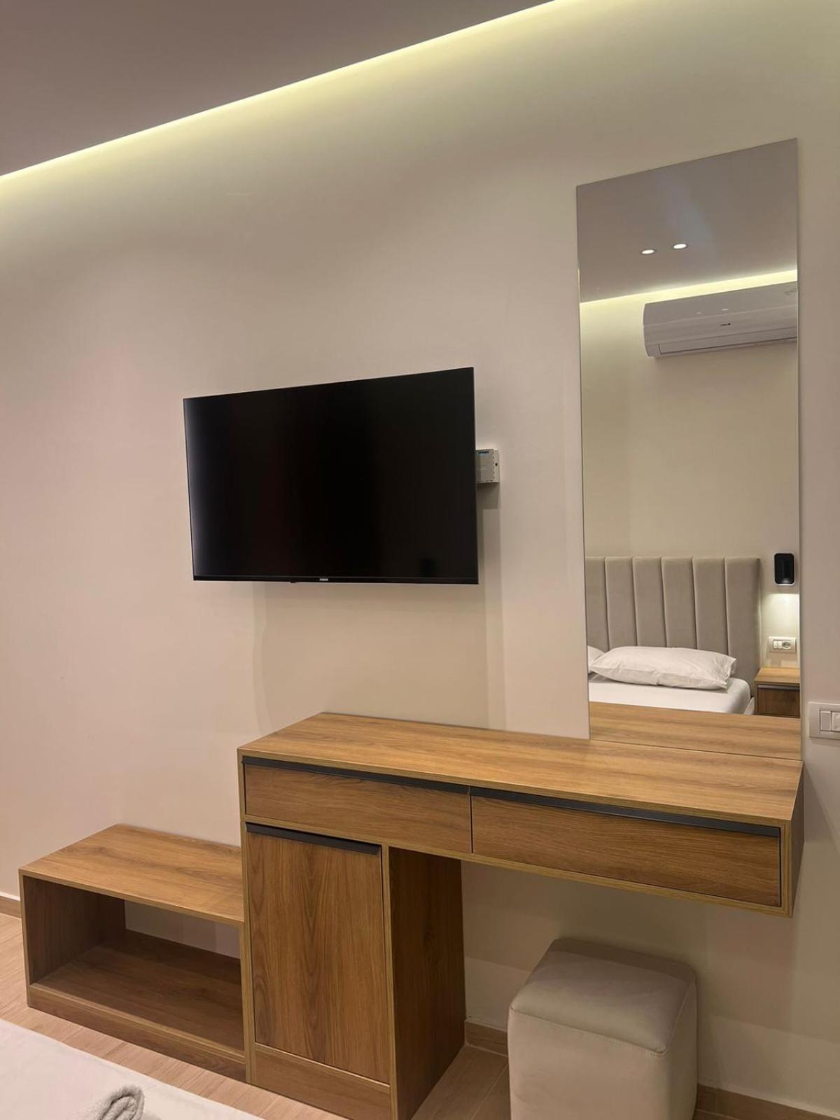 Emily'S Hotel Himare Bagian luar foto