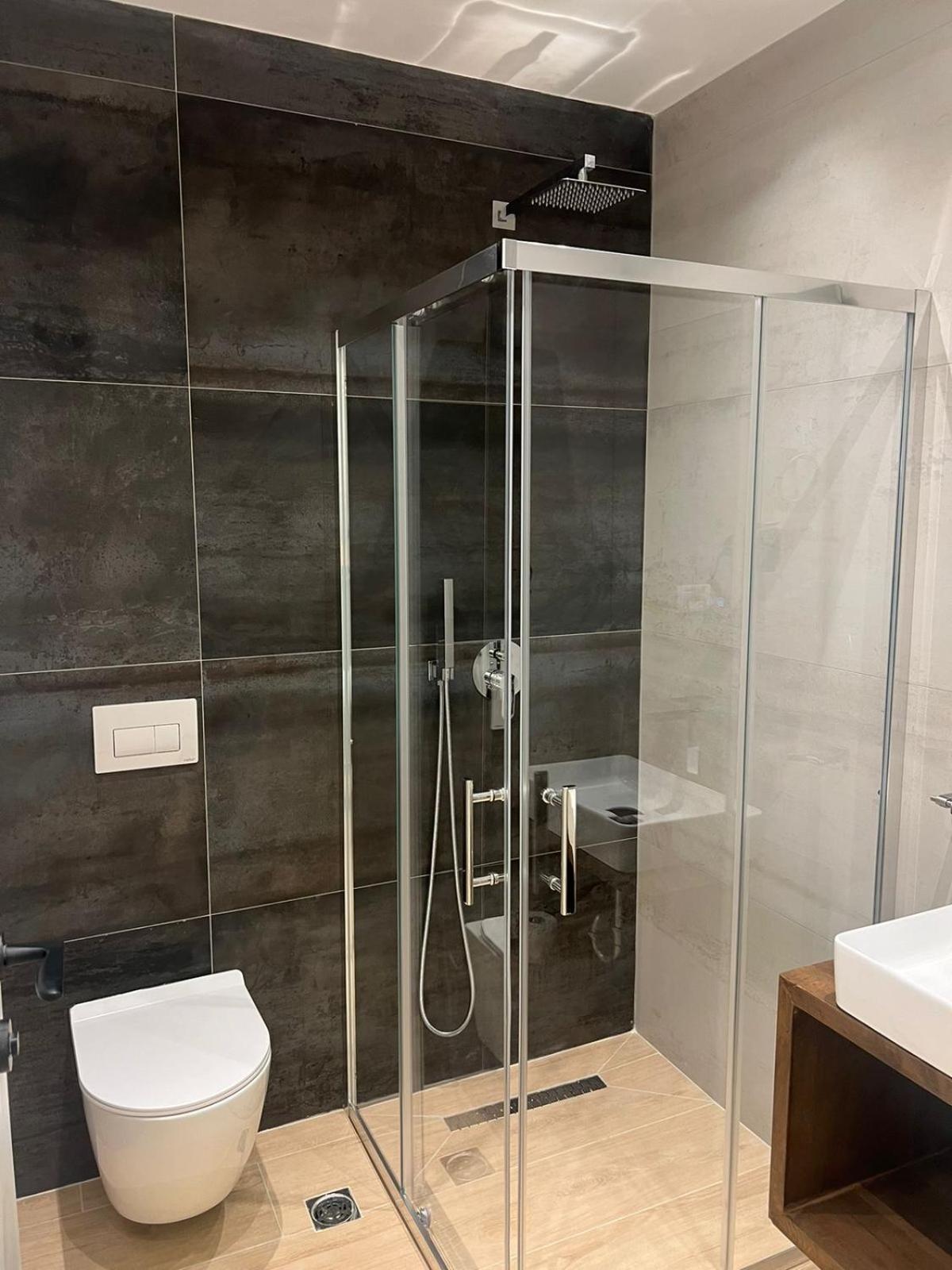 Emily'S Hotel Himare Bagian luar foto