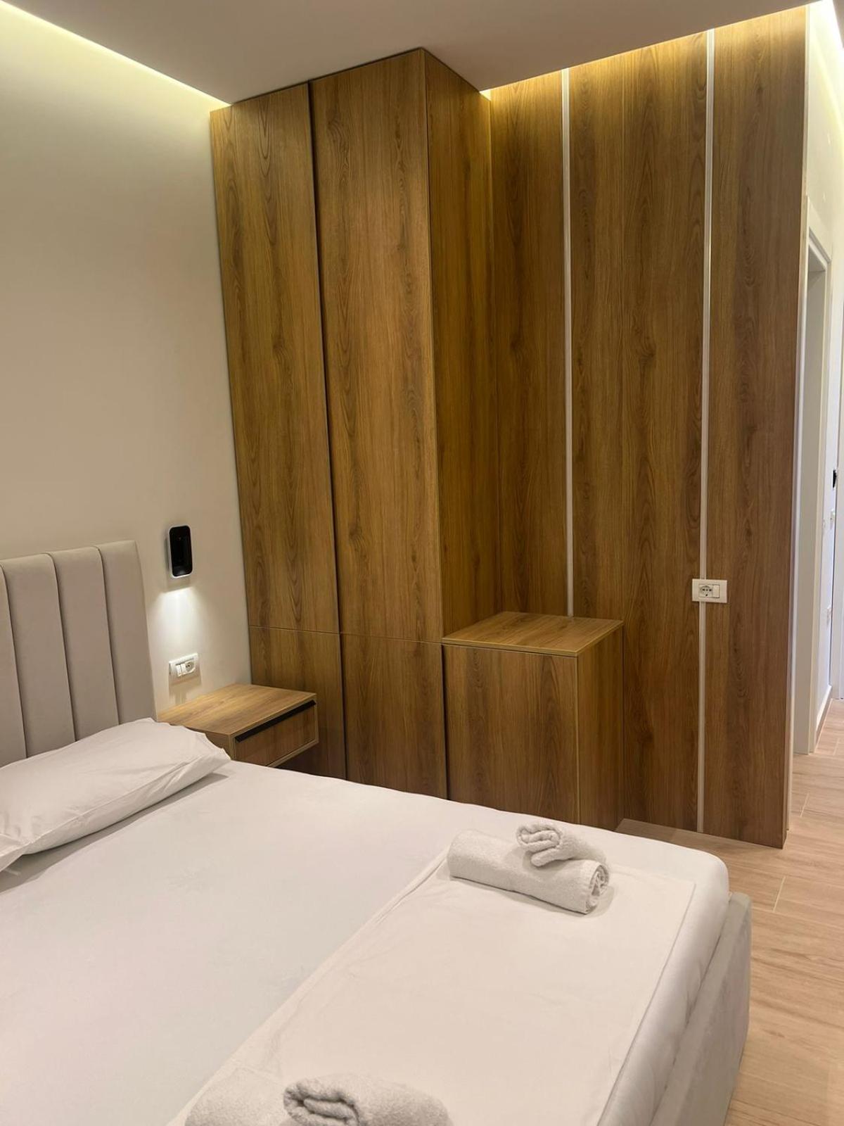 Emily'S Hotel Himare Bagian luar foto