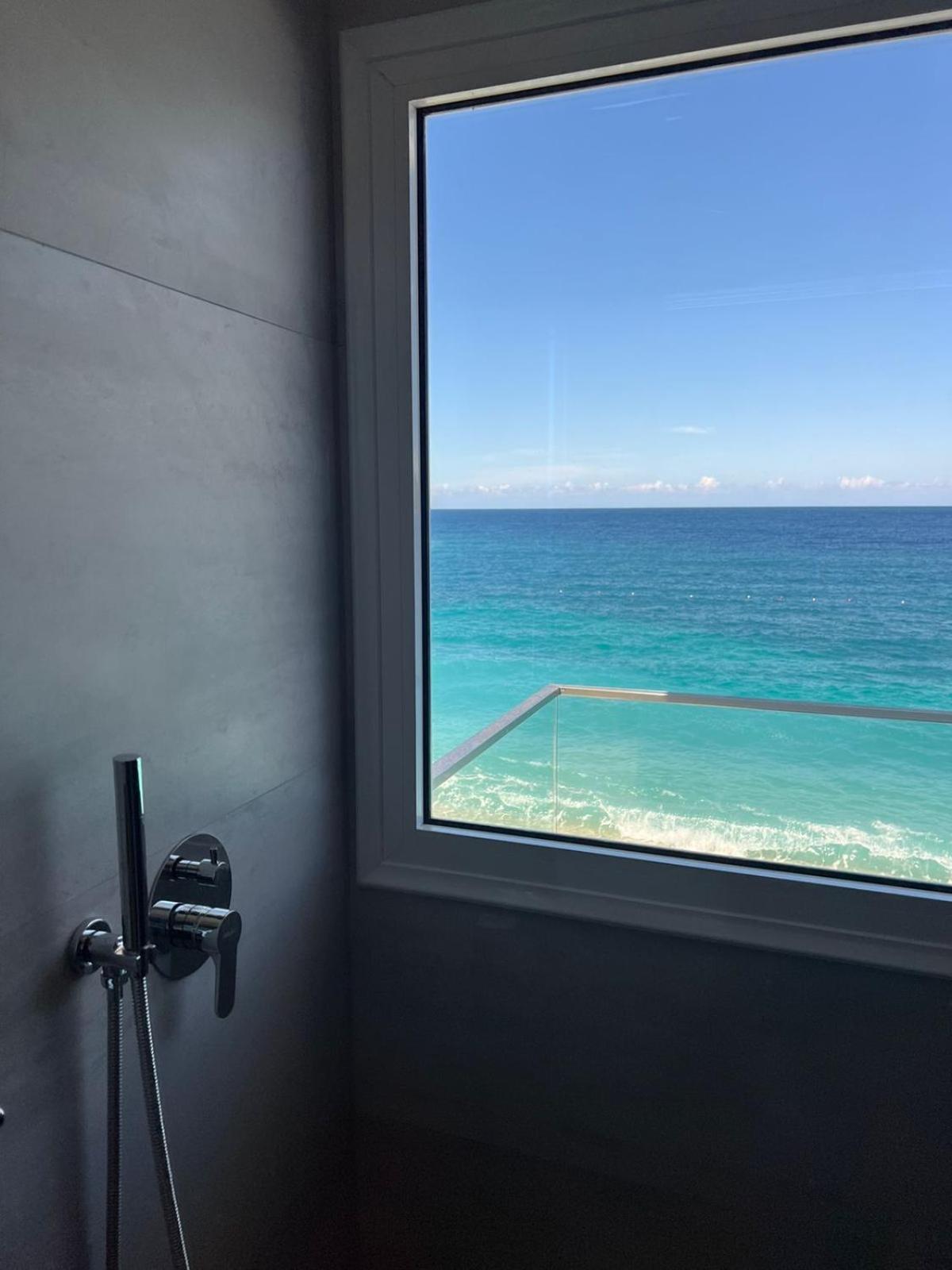 Emily'S Hotel Himare Bagian luar foto