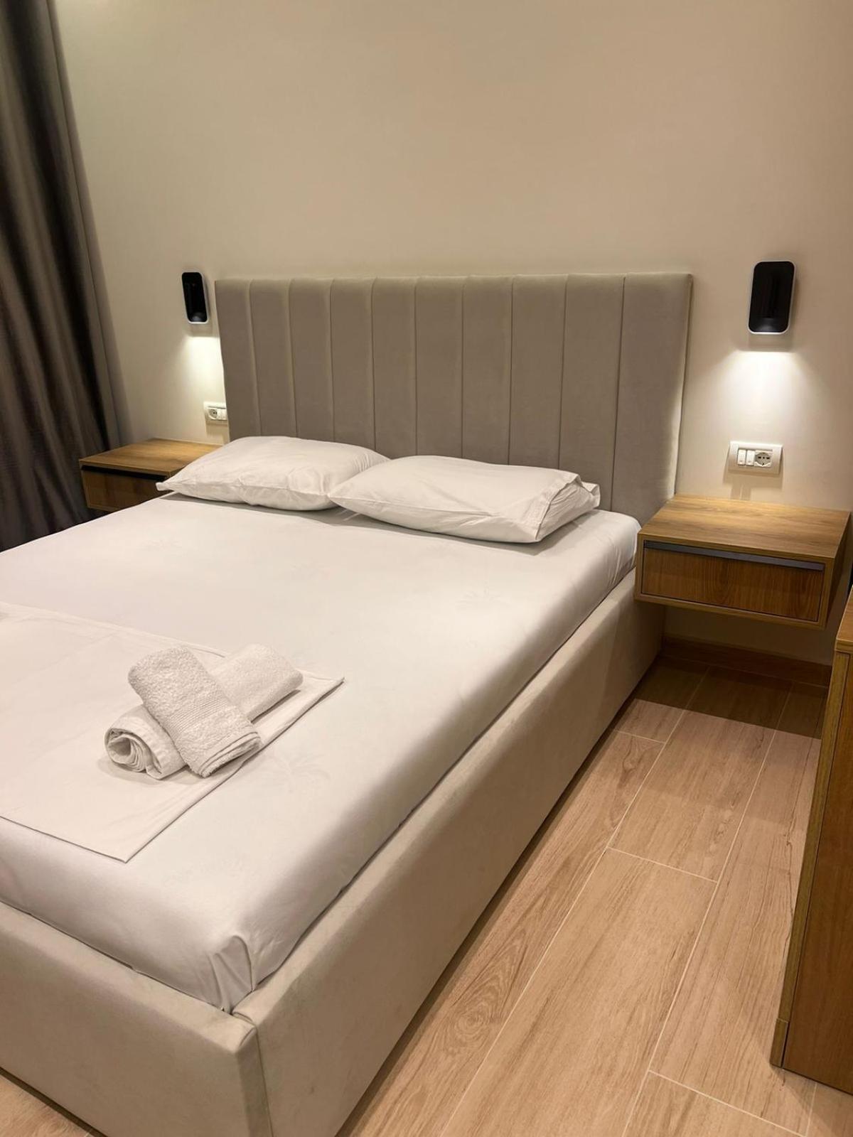 Emily'S Hotel Himare Bagian luar foto