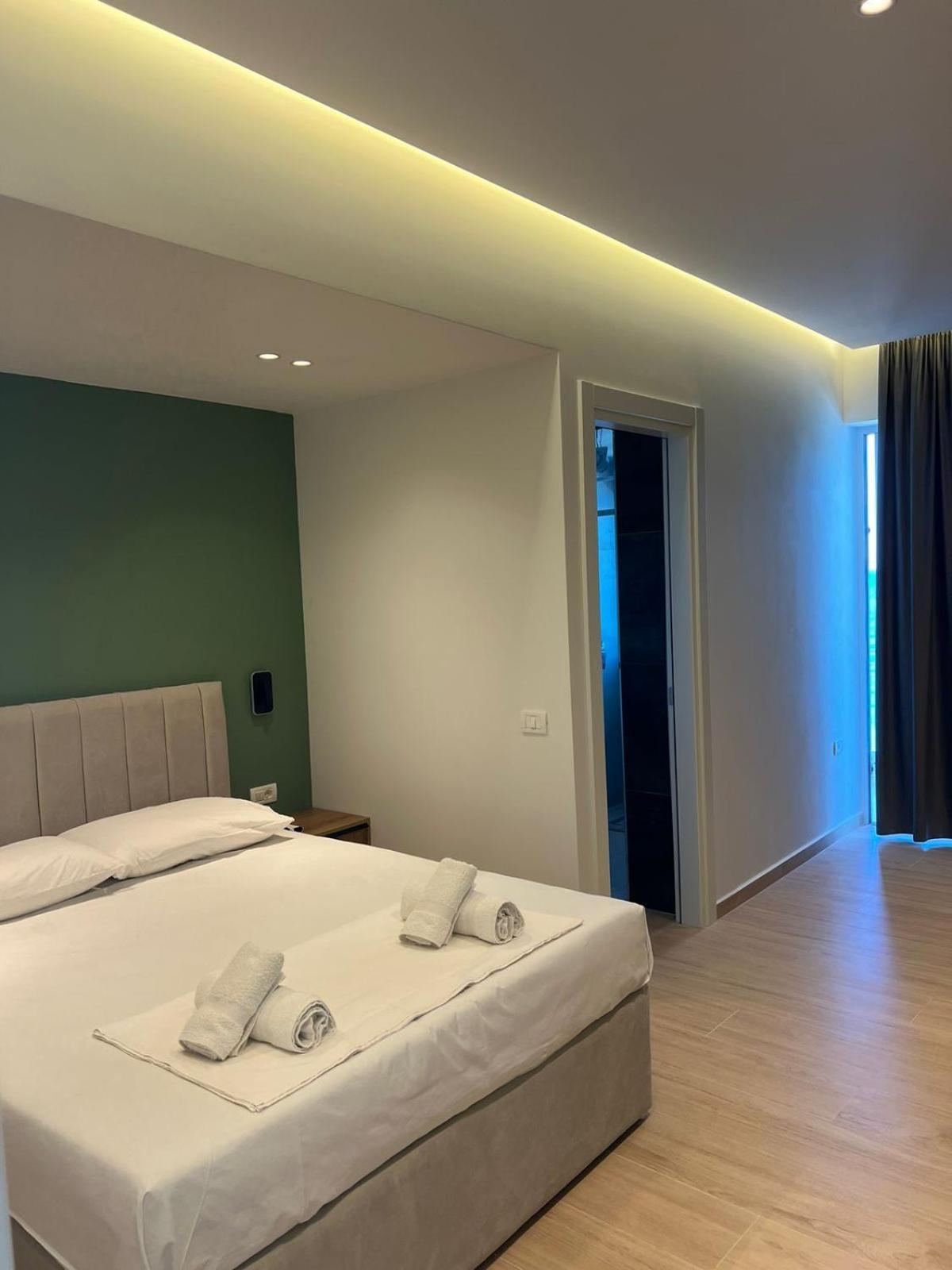 Emily'S Hotel Himare Bagian luar foto
