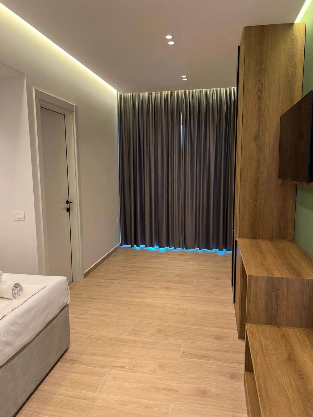 Emily'S Hotel Himare Bagian luar foto