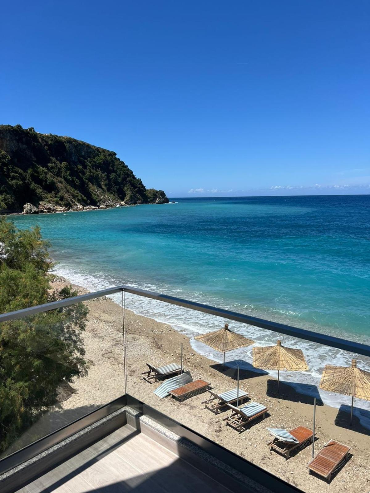 Emily'S Hotel Himare Bagian luar foto