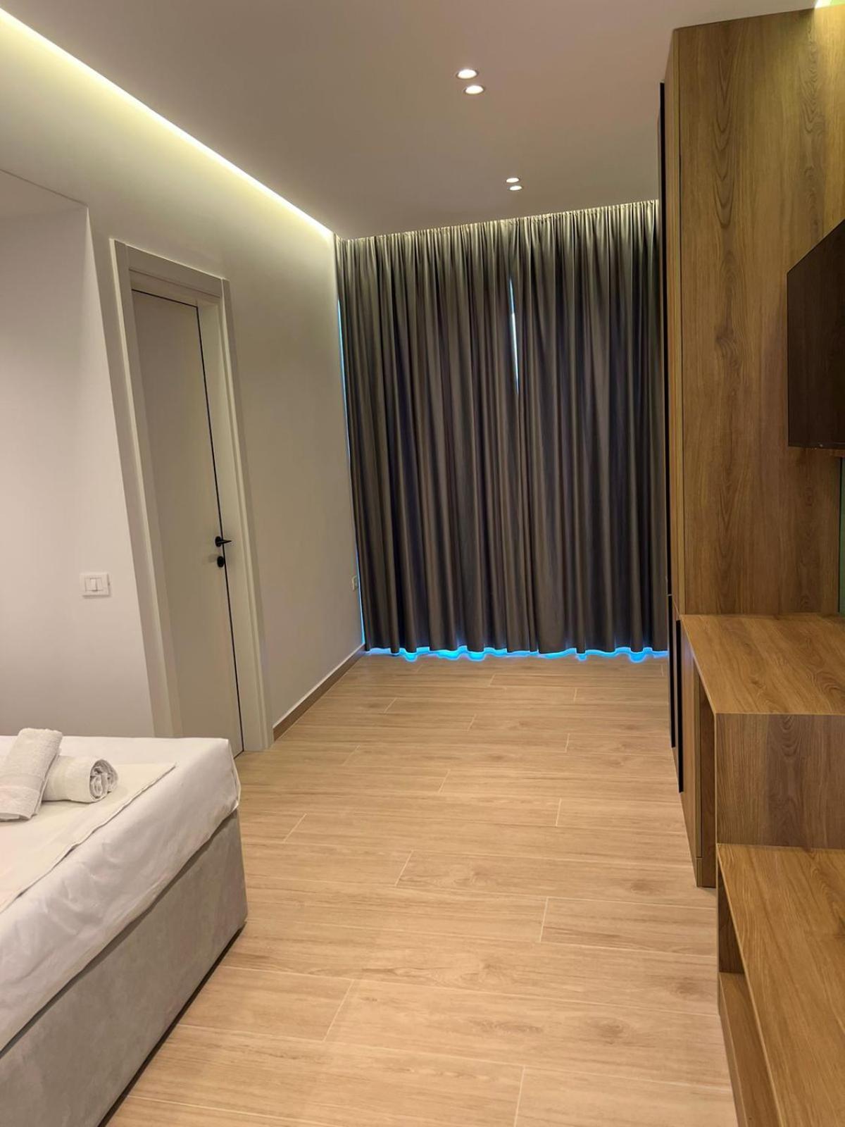 Emily'S Hotel Himare Bagian luar foto