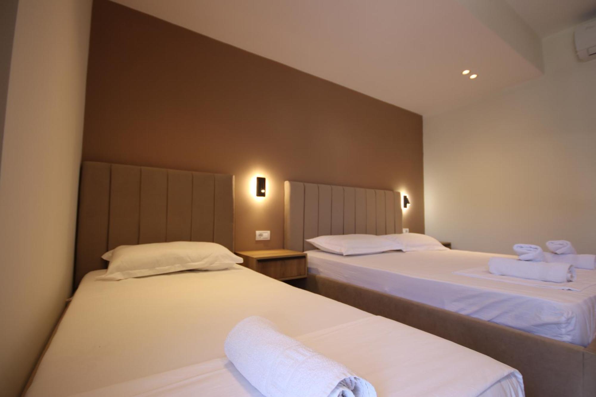 Emily'S Hotel Himare Bagian luar foto