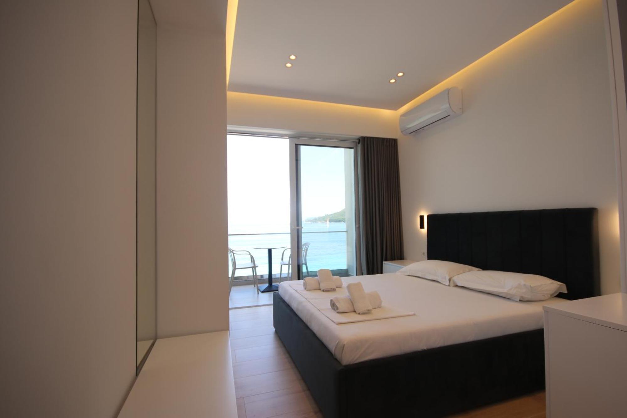 Emily'S Hotel Himare Bagian luar foto