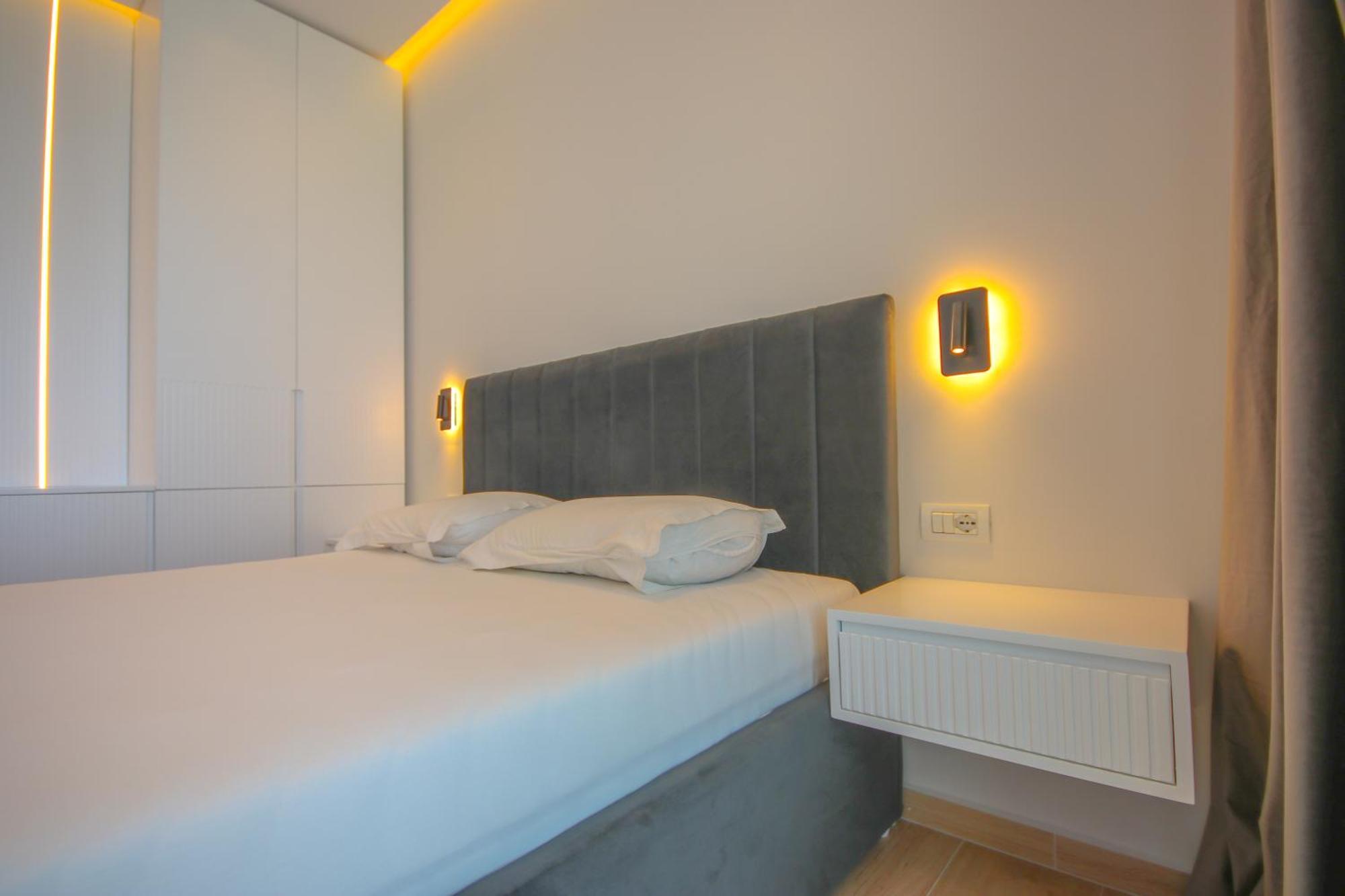 Emily'S Hotel Himare Bagian luar foto