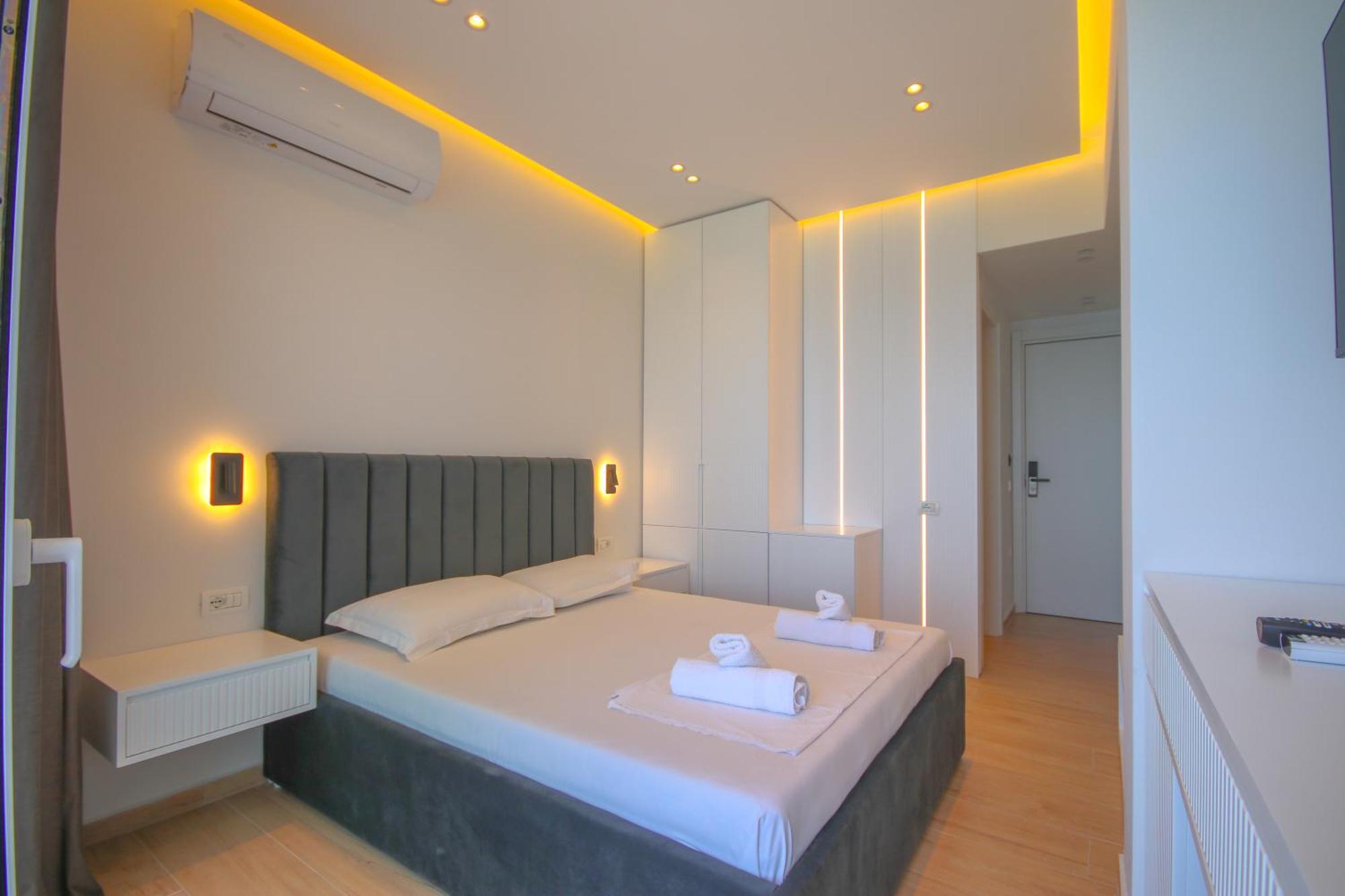 Emily'S Hotel Himare Bagian luar foto