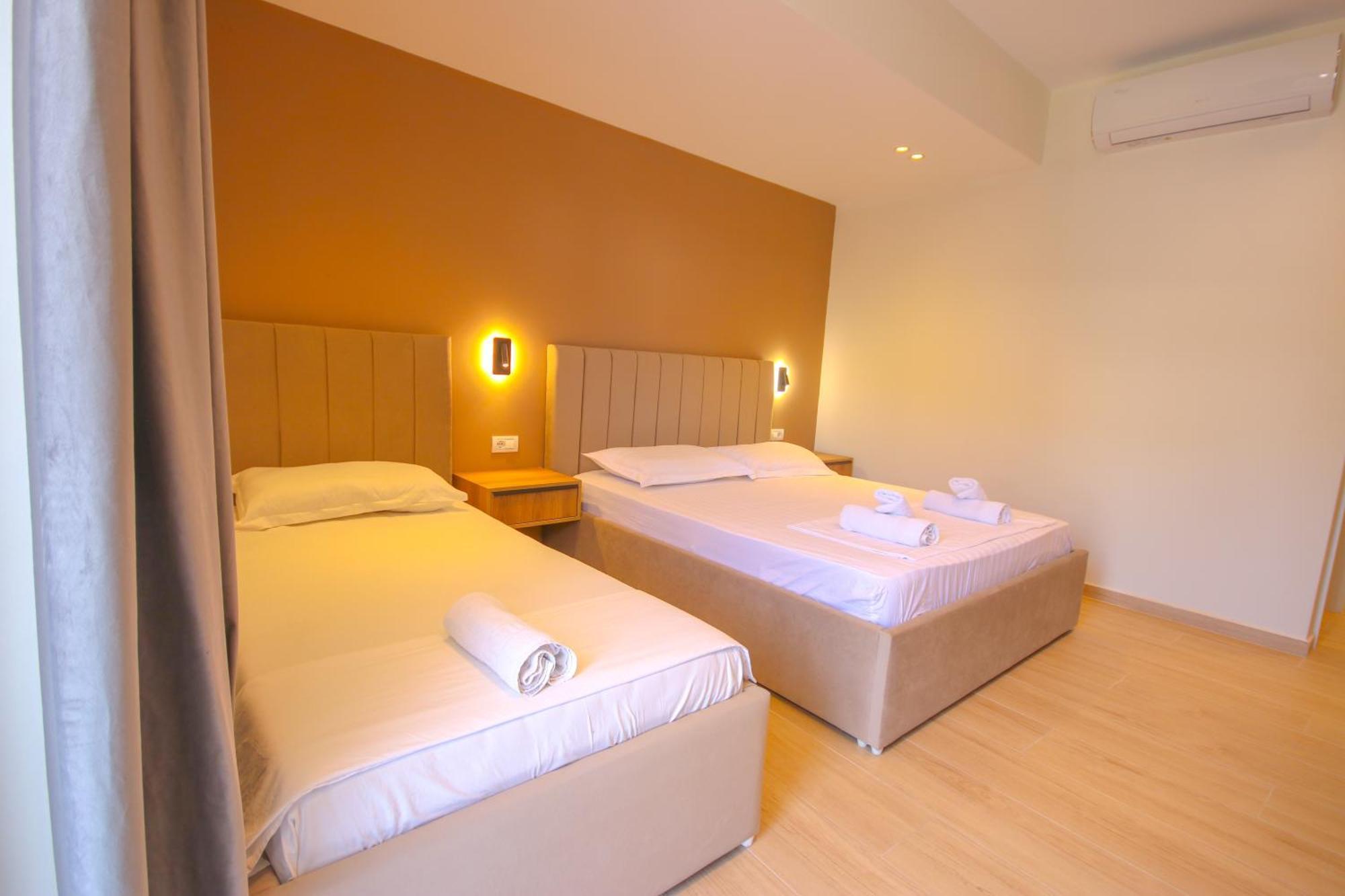 Emily'S Hotel Himare Bagian luar foto