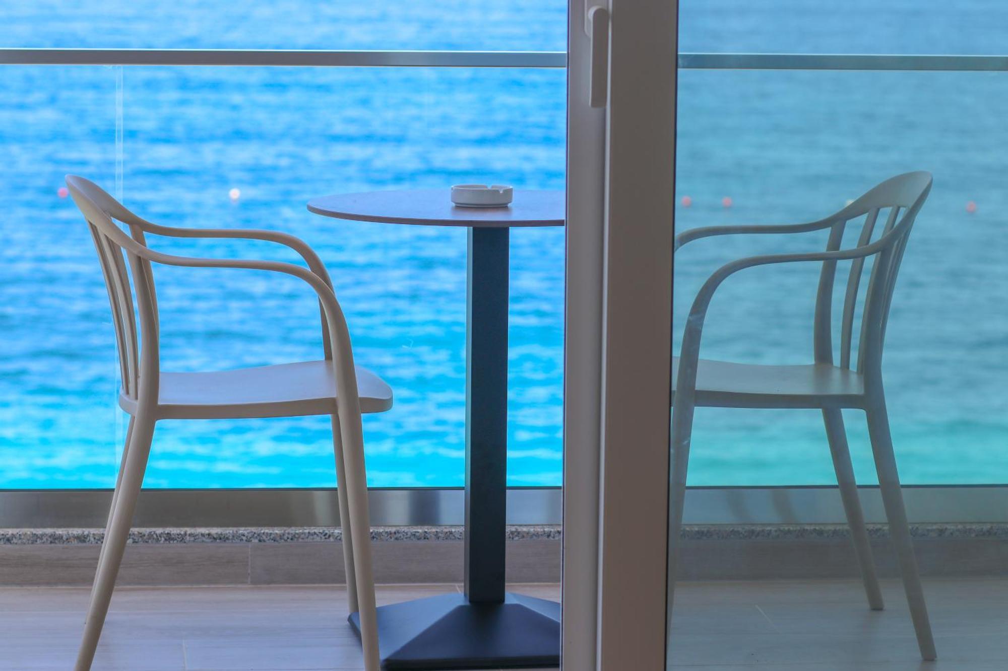 Emily'S Hotel Himare Bagian luar foto