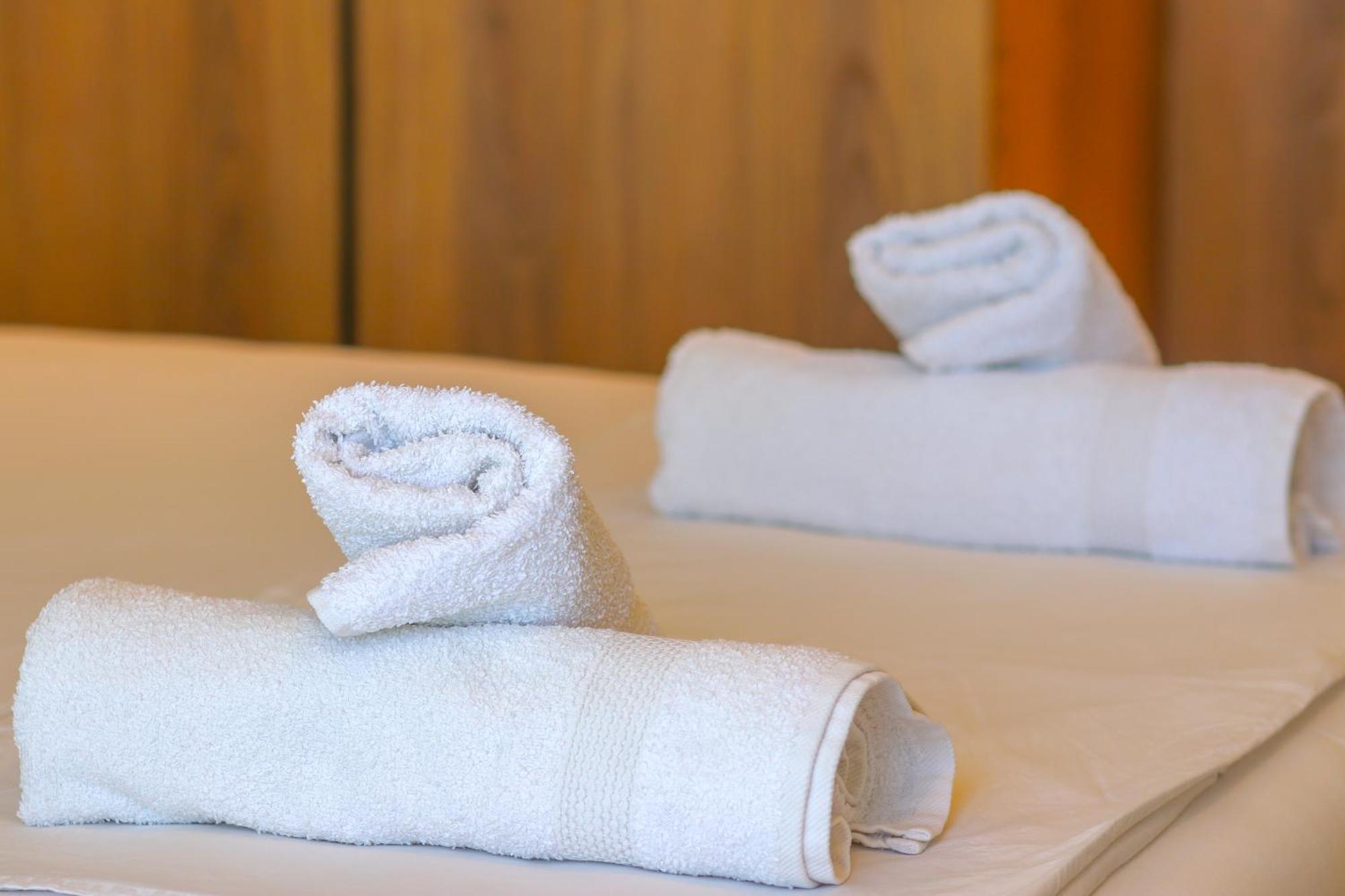 Emily'S Hotel Himare Bagian luar foto