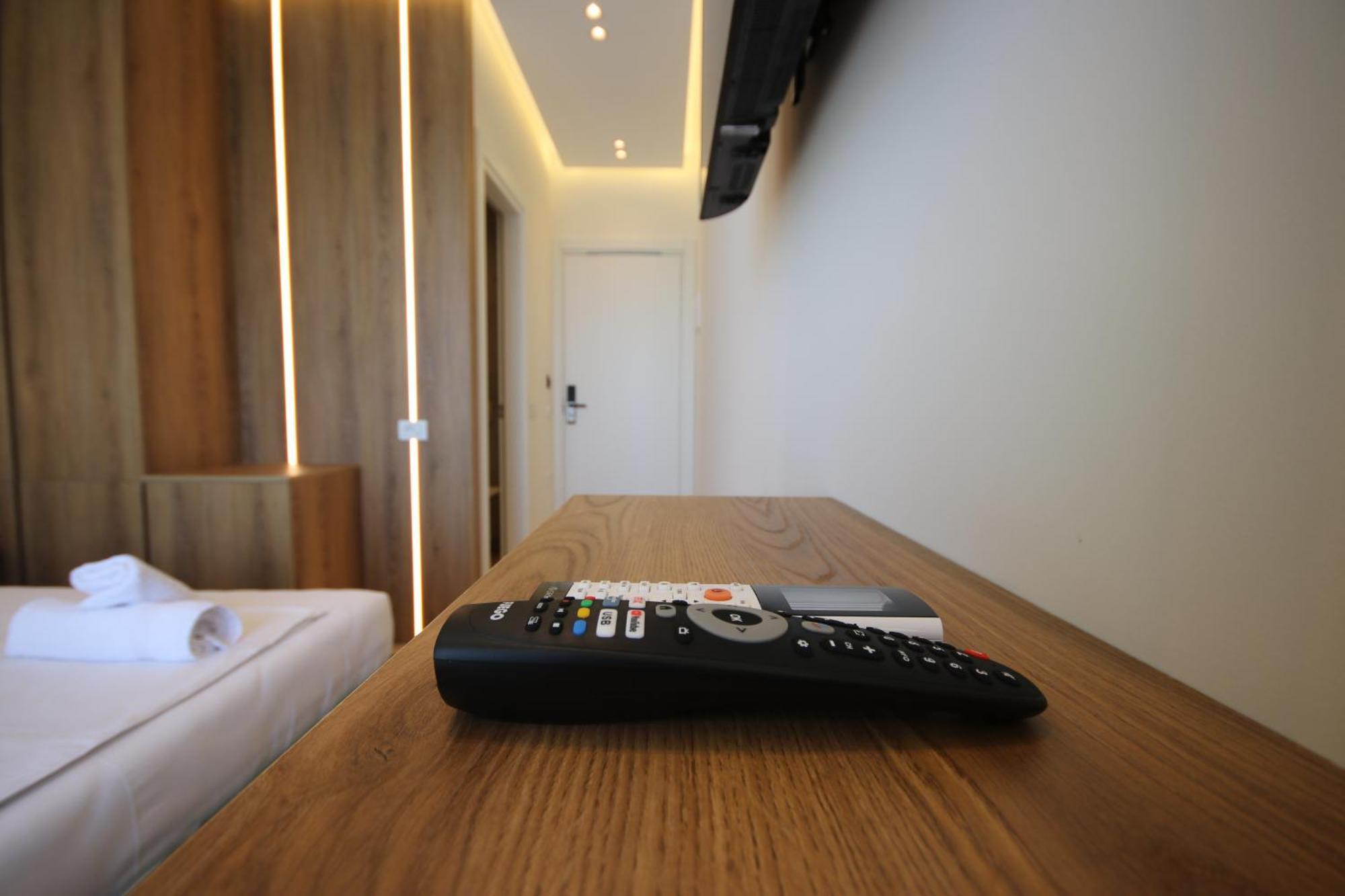 Emily'S Hotel Himare Bagian luar foto