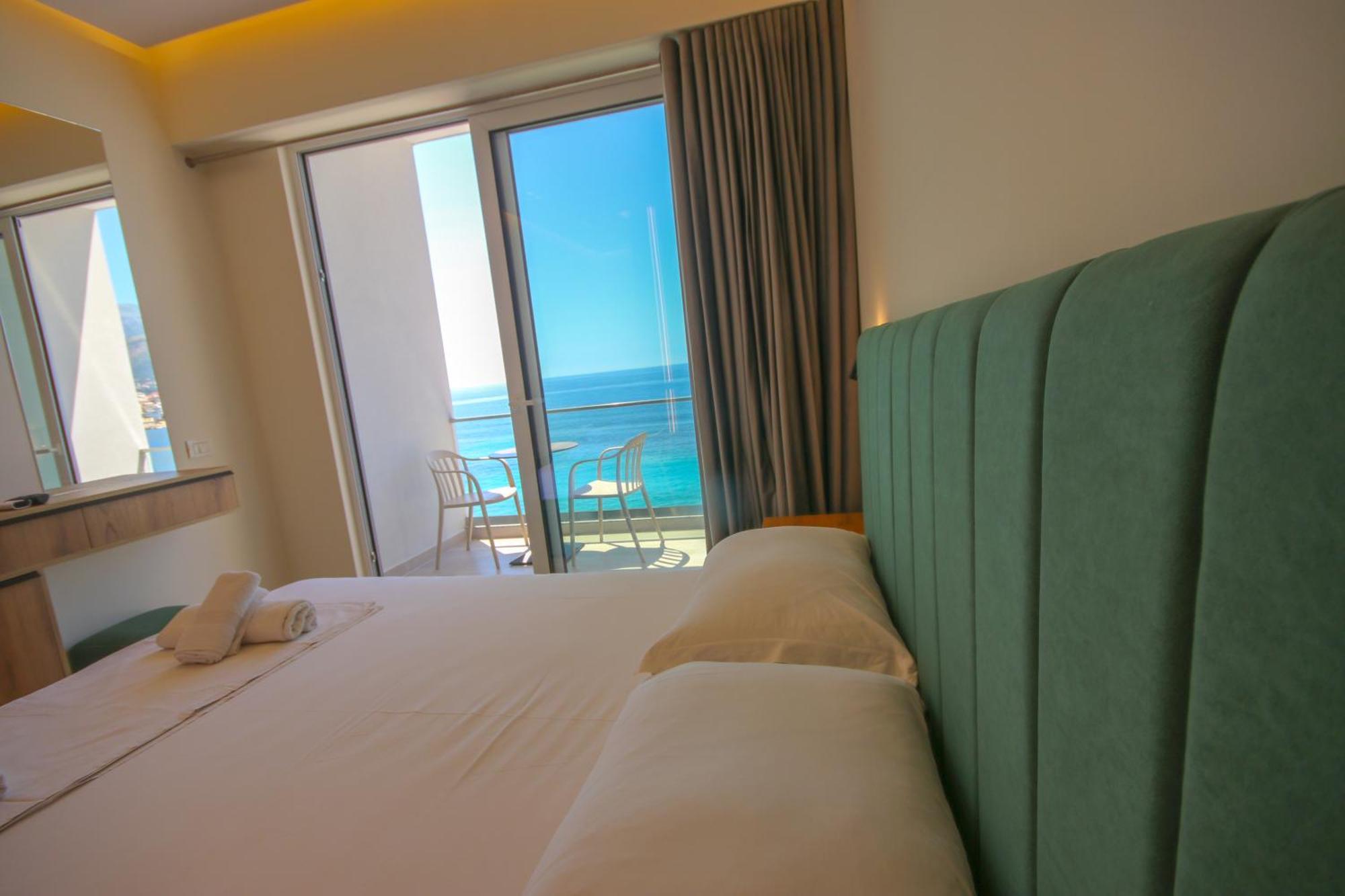 Emily'S Hotel Himare Bagian luar foto