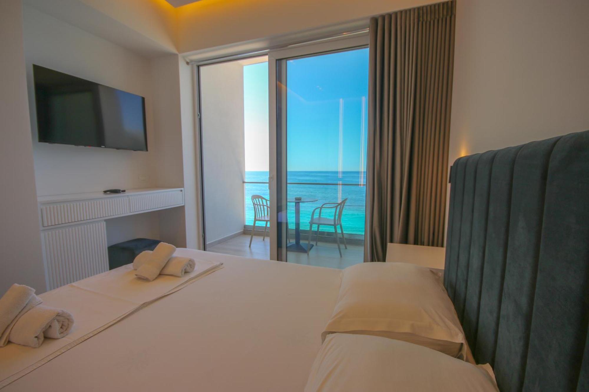 Emily'S Hotel Himare Bagian luar foto