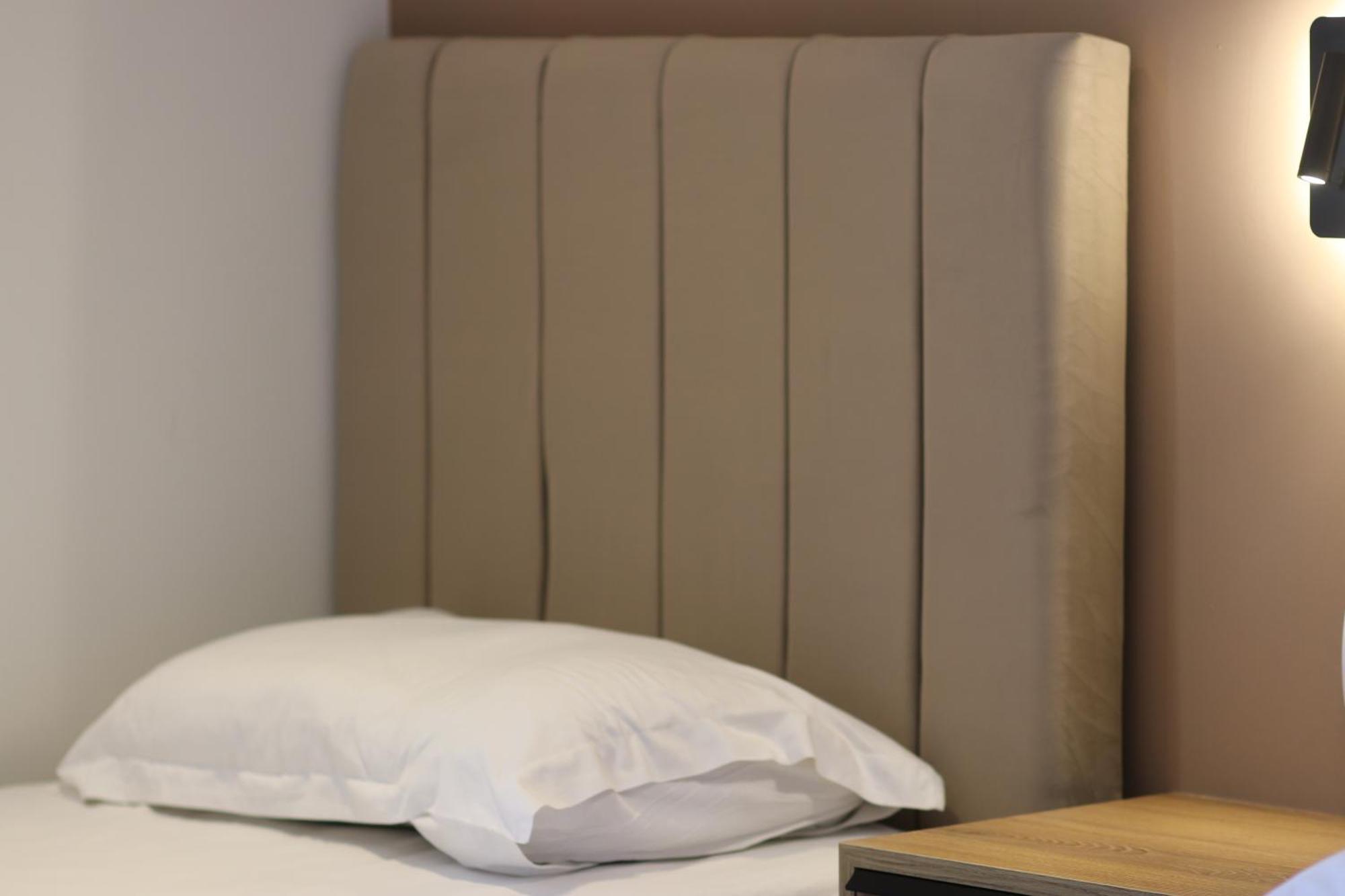 Emily'S Hotel Himare Bagian luar foto