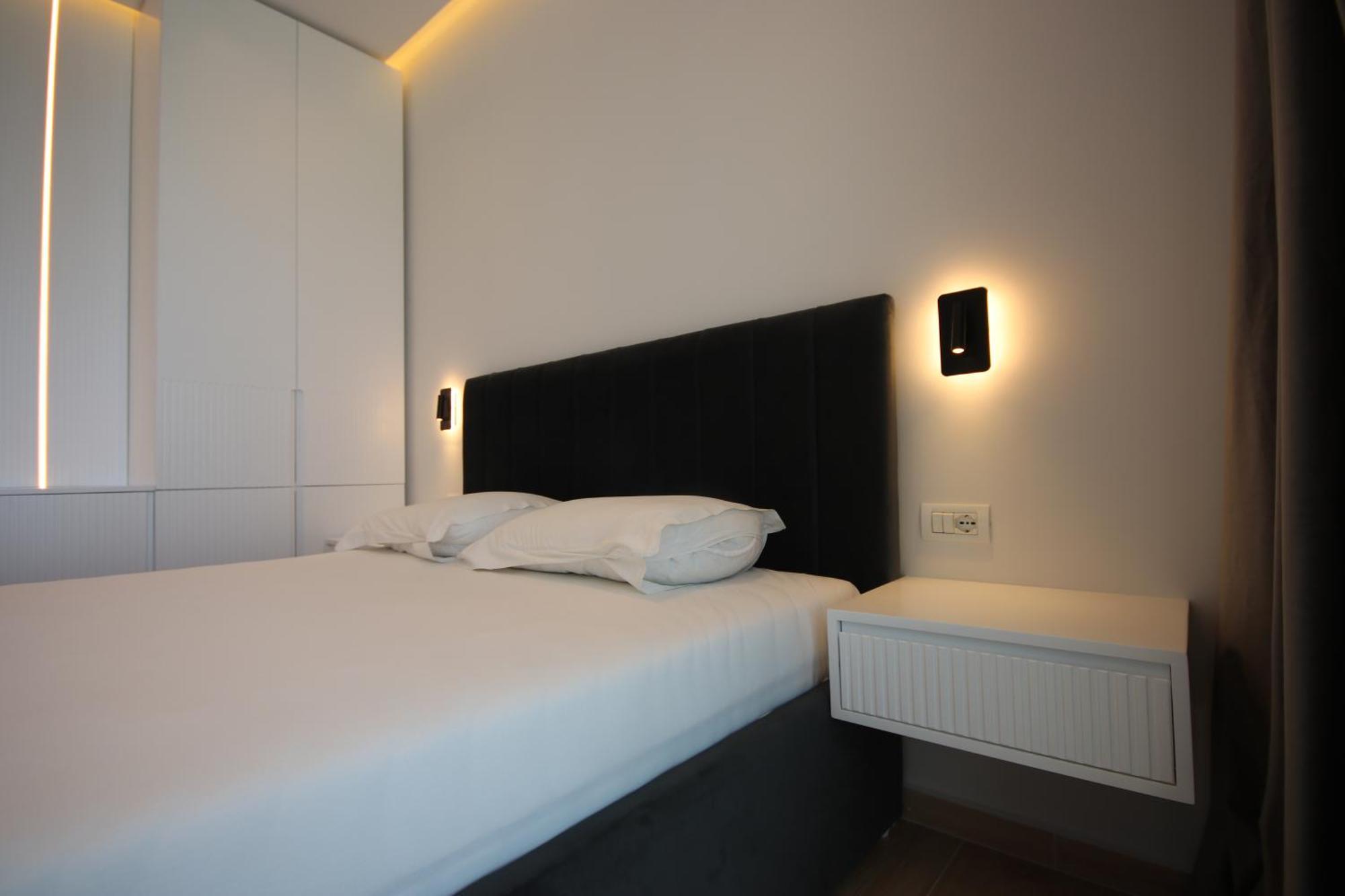 Emily'S Hotel Himare Bagian luar foto