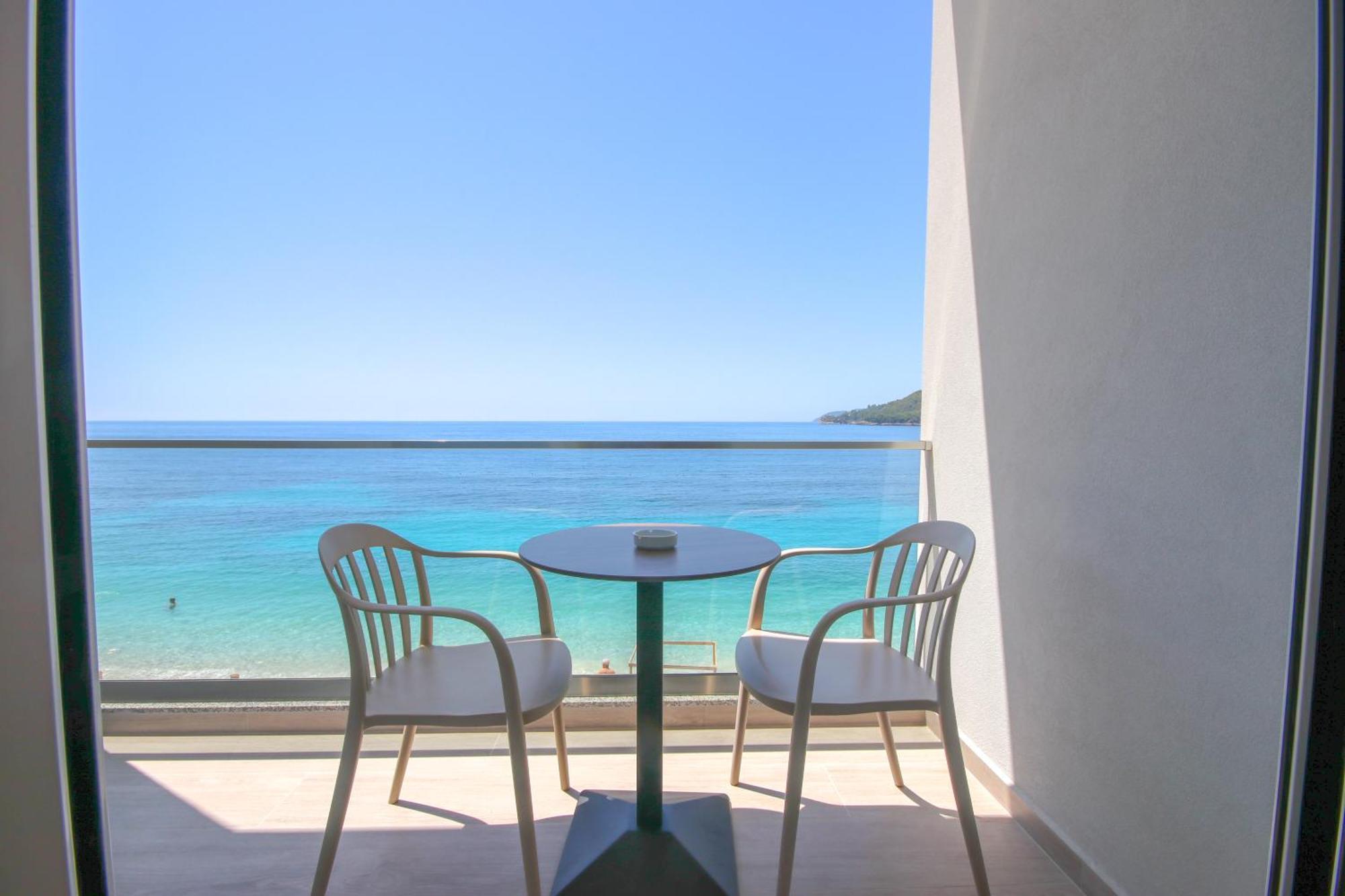 Emily'S Hotel Himare Bagian luar foto