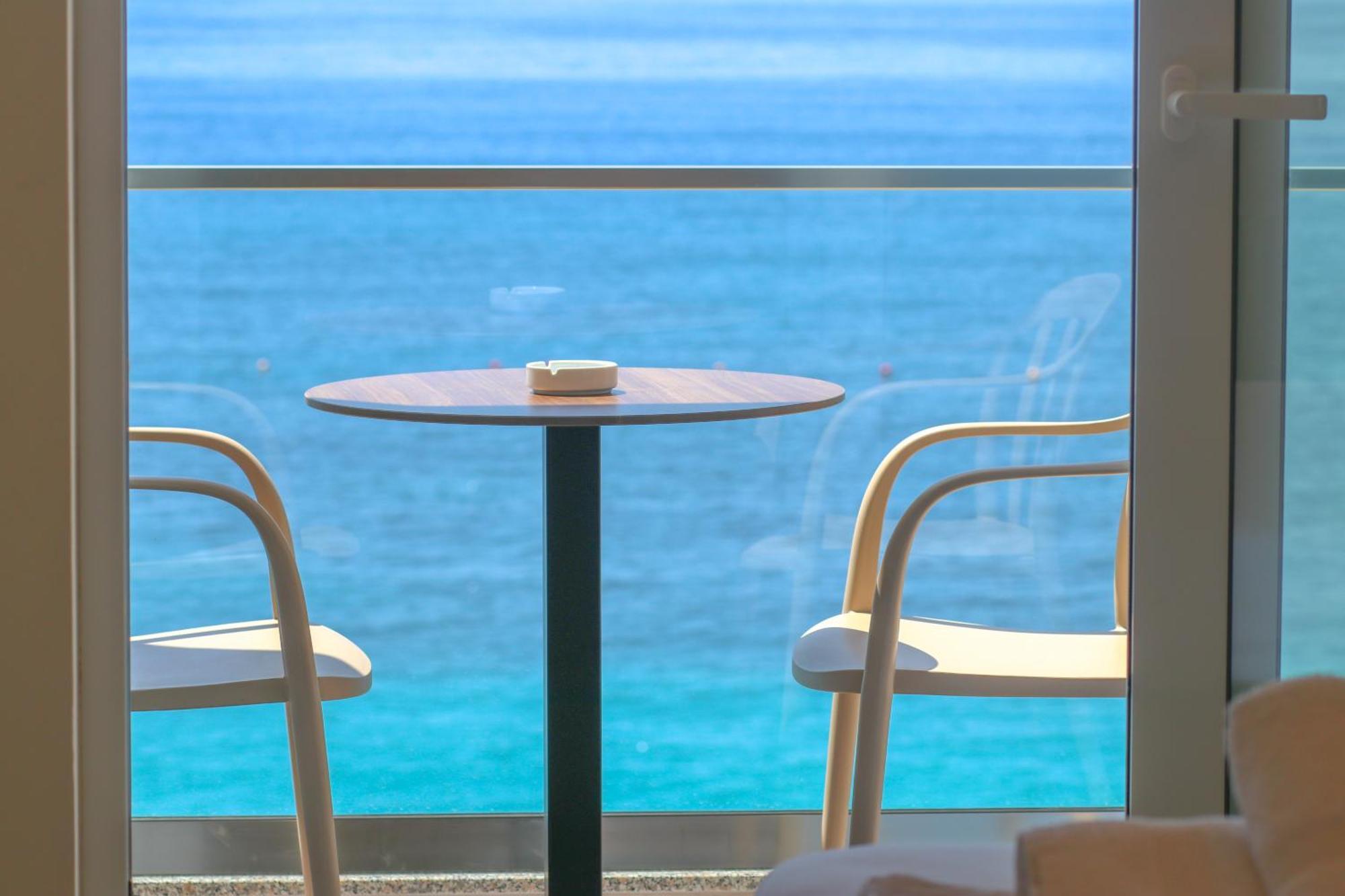 Emily'S Hotel Himare Bagian luar foto