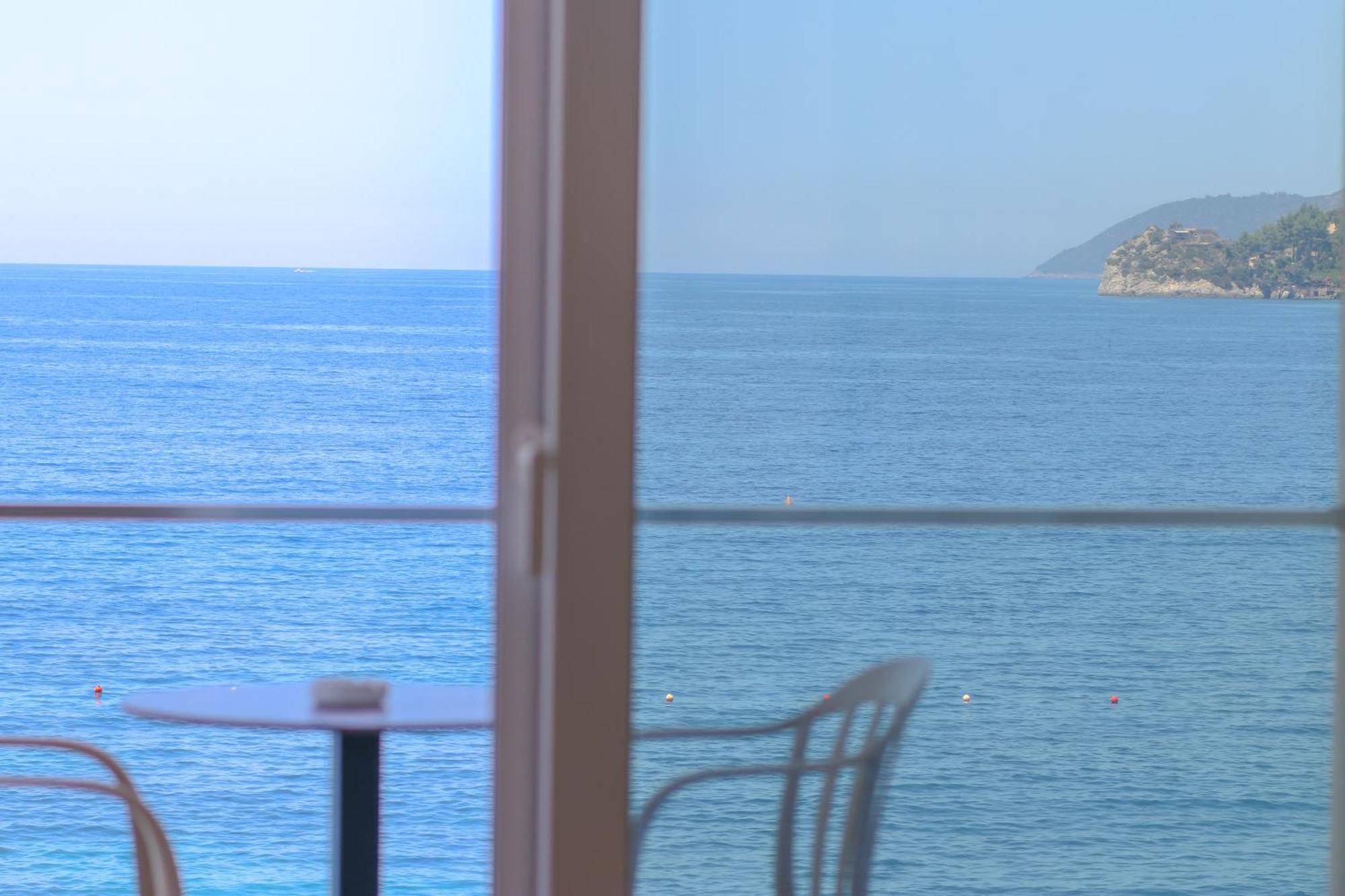 Emily'S Hotel Himare Bagian luar foto
