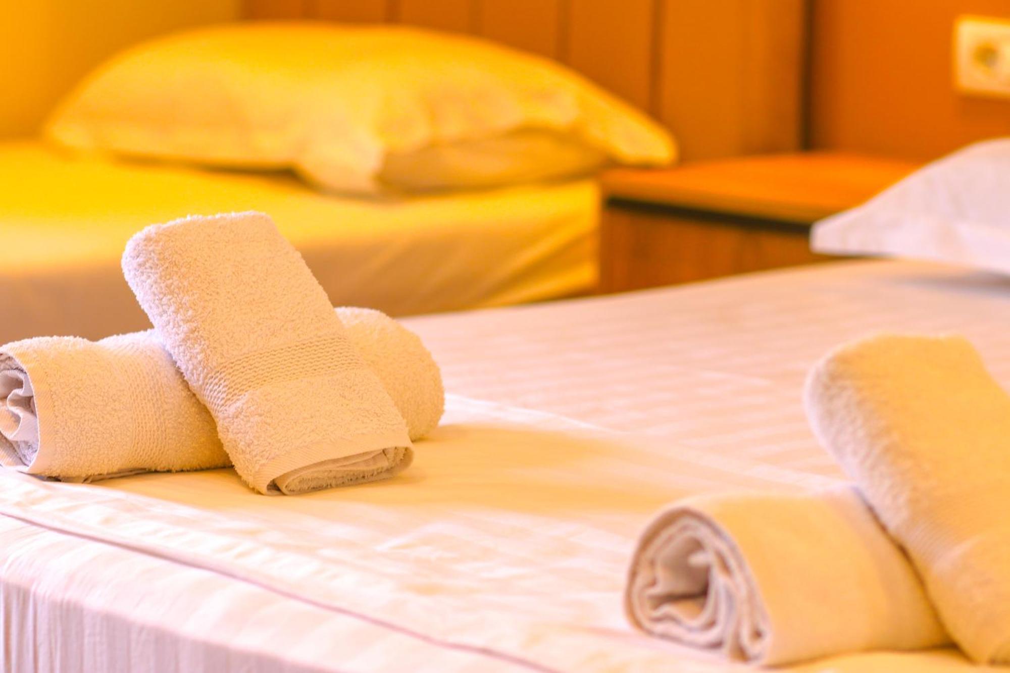 Emily'S Hotel Himare Bagian luar foto
