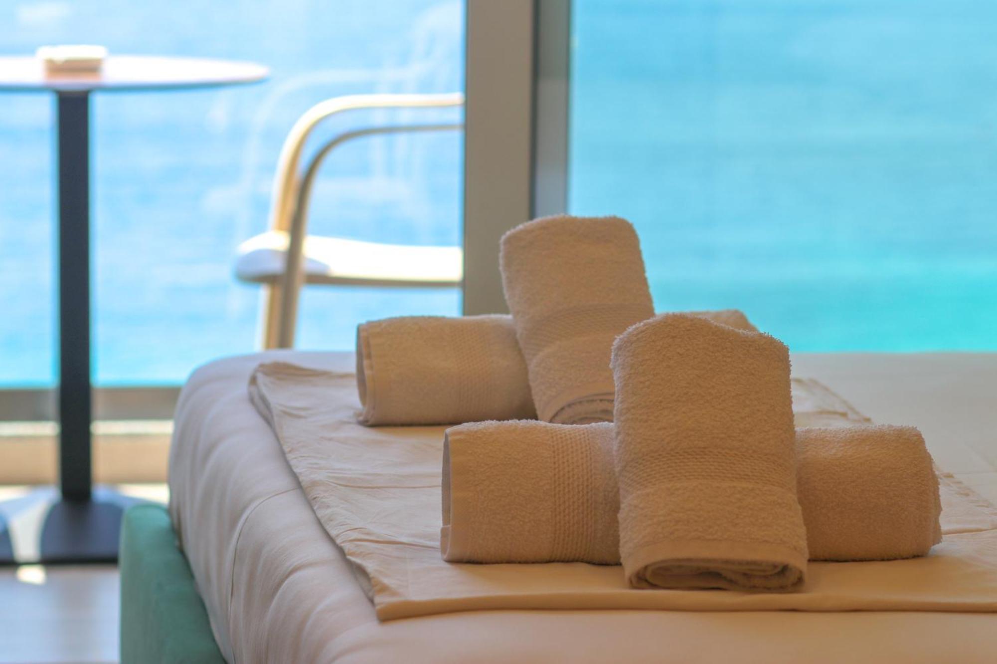 Emily'S Hotel Himare Bagian luar foto