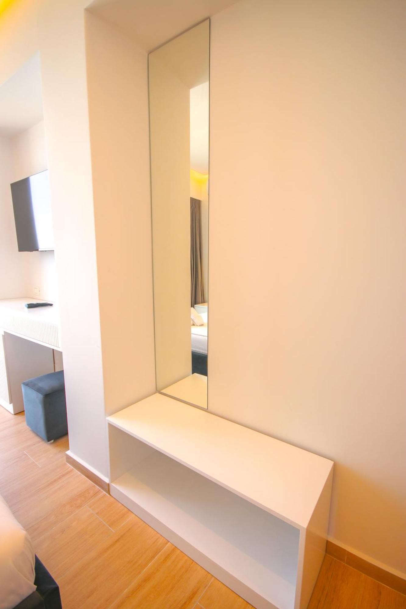 Emily'S Hotel Himare Bagian luar foto