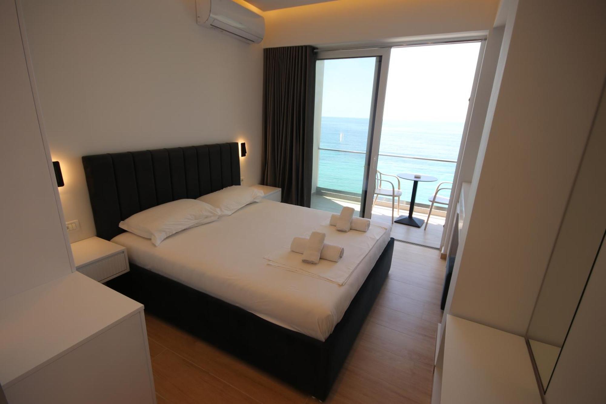 Emily'S Hotel Himare Bagian luar foto