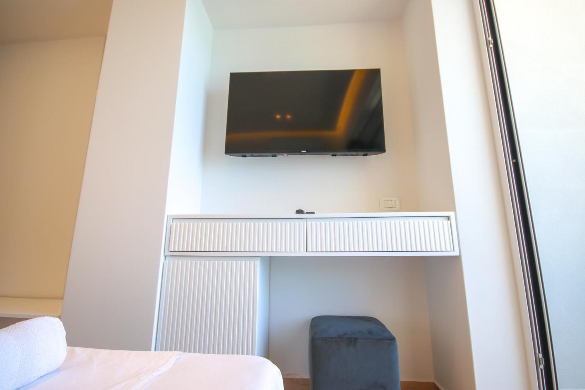 Emily'S Hotel Himare Bagian luar foto
