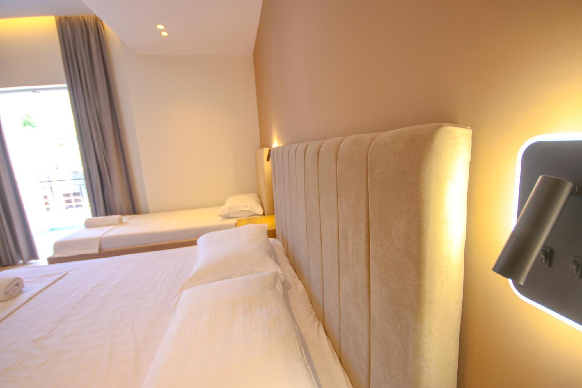 Emily'S Hotel Himare Bagian luar foto