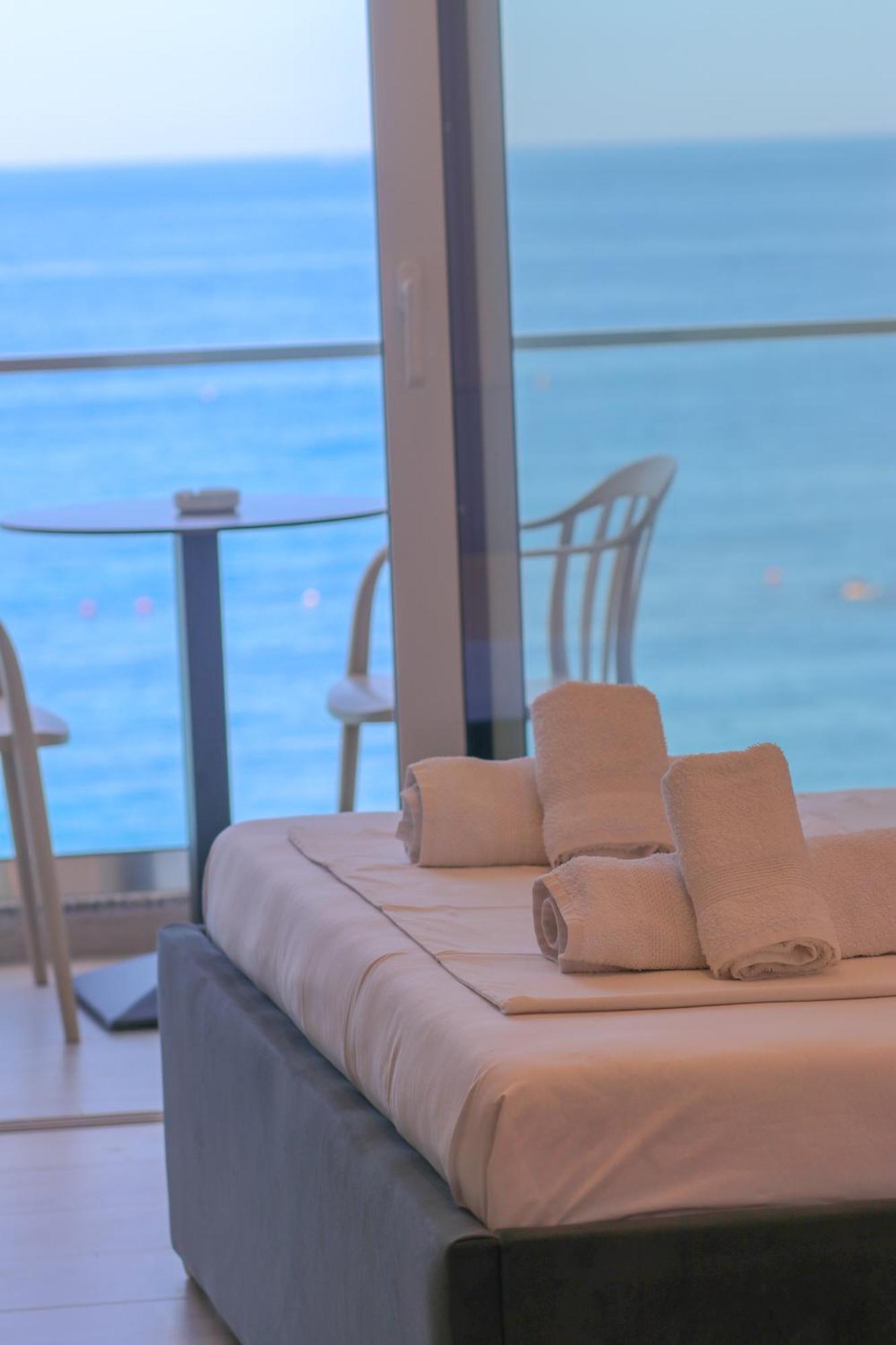 Emily'S Hotel Himare Bagian luar foto