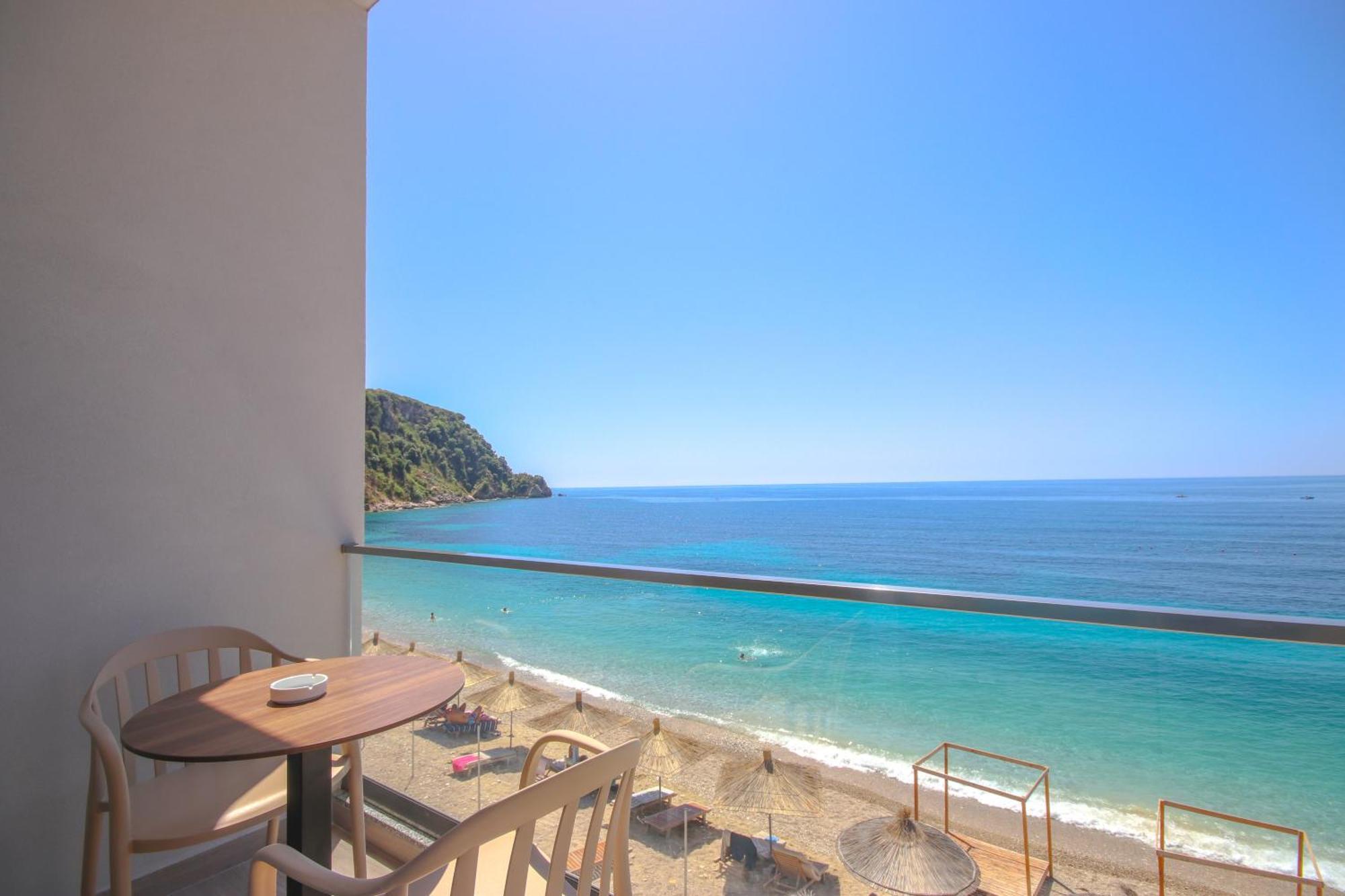Emily'S Hotel Himare Bagian luar foto