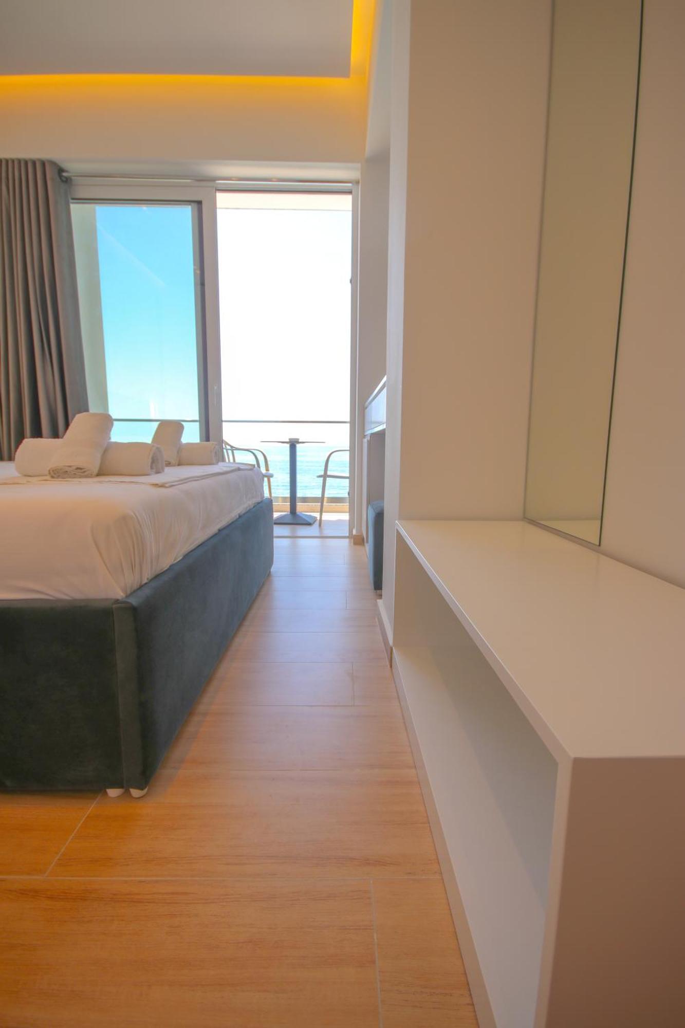 Emily'S Hotel Himare Bagian luar foto