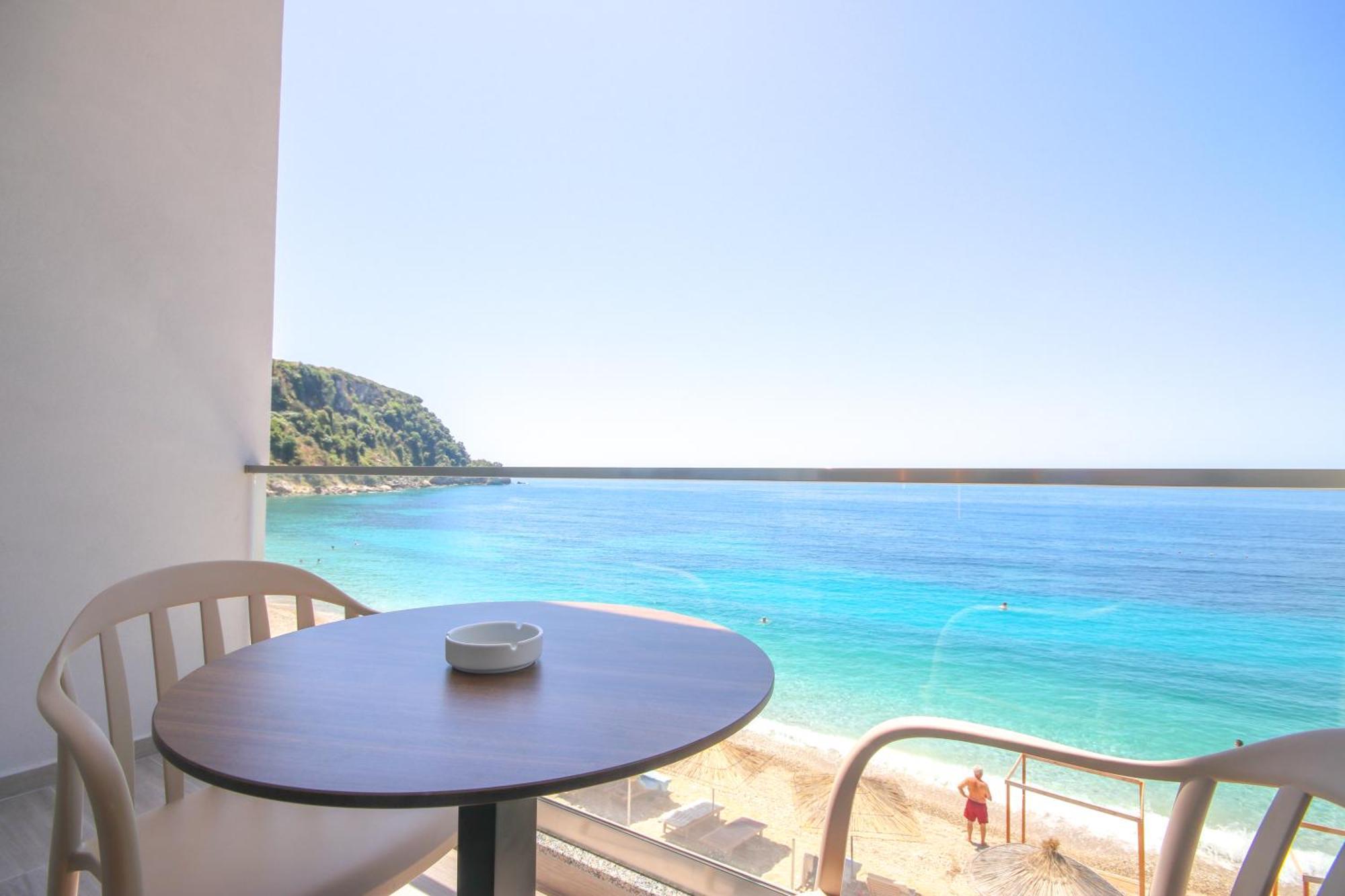 Emily'S Hotel Himare Bagian luar foto