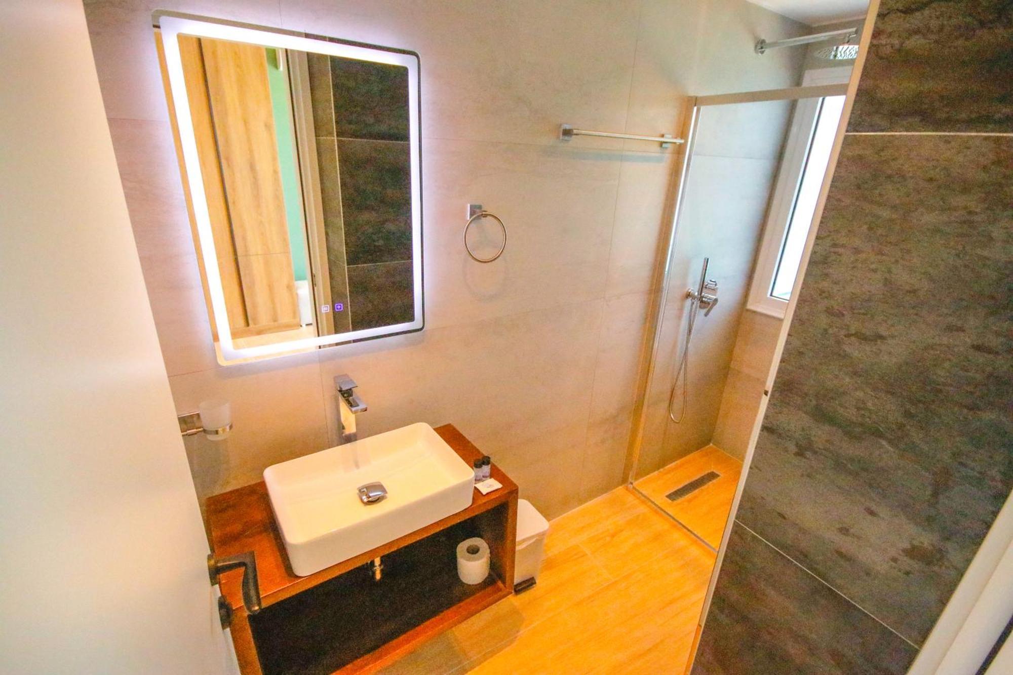 Emily'S Hotel Himare Bagian luar foto