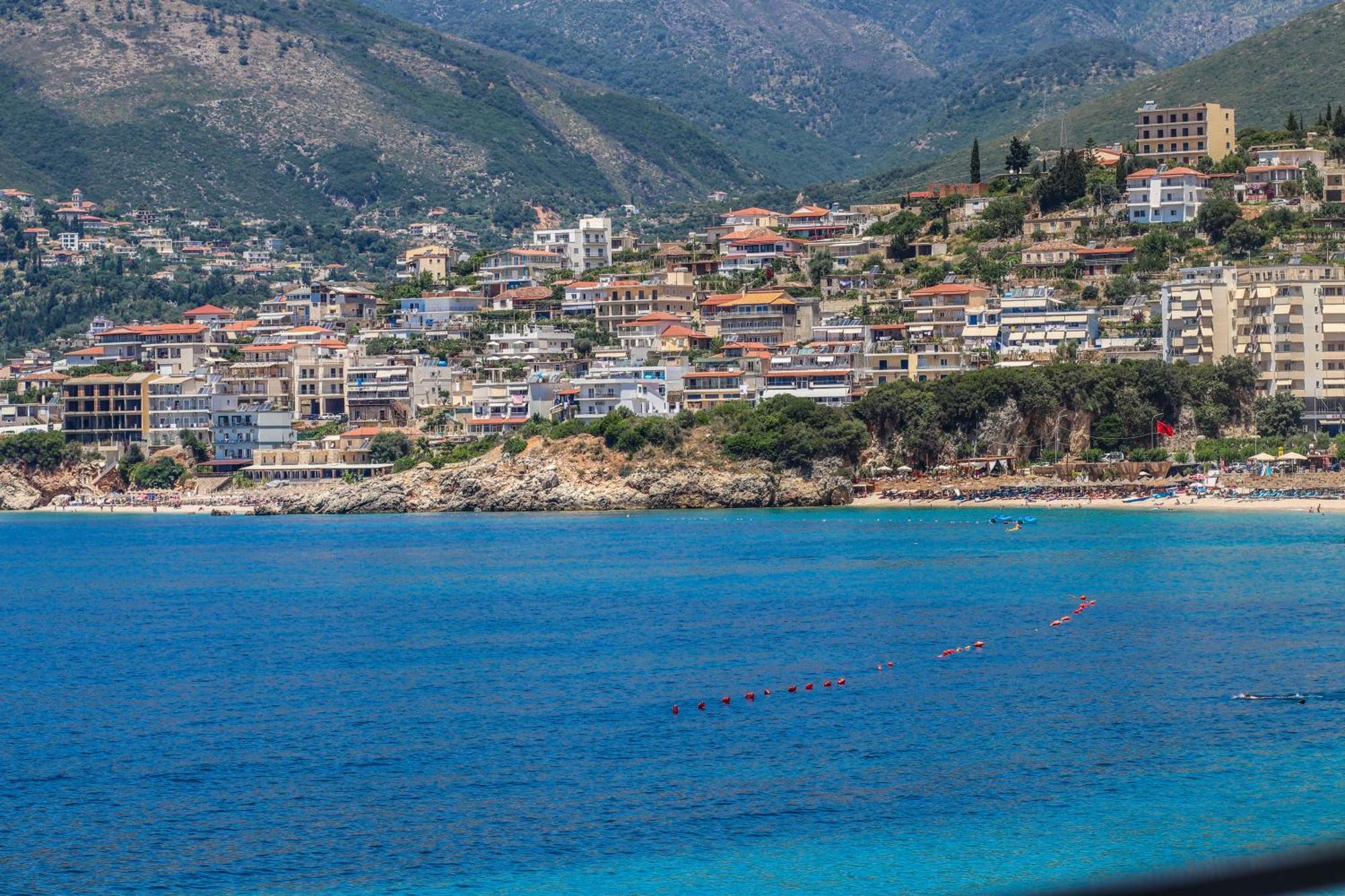 Emily'S Hotel Himare Bagian luar foto